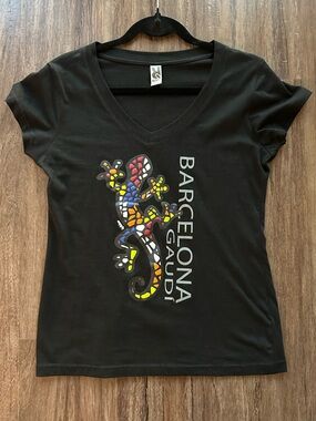 Roly Barcelona Gaudi Mosaic Gecko Tee in Black. Size 8